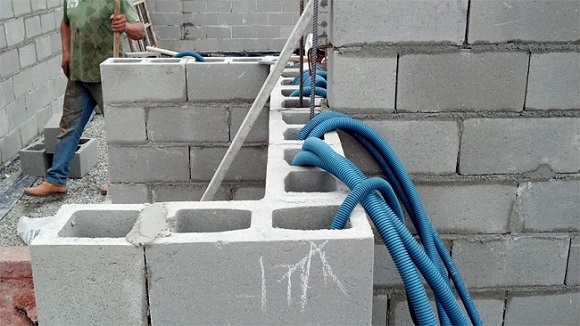 alvenaria estrutural com blocos de concreto passagem de instalações