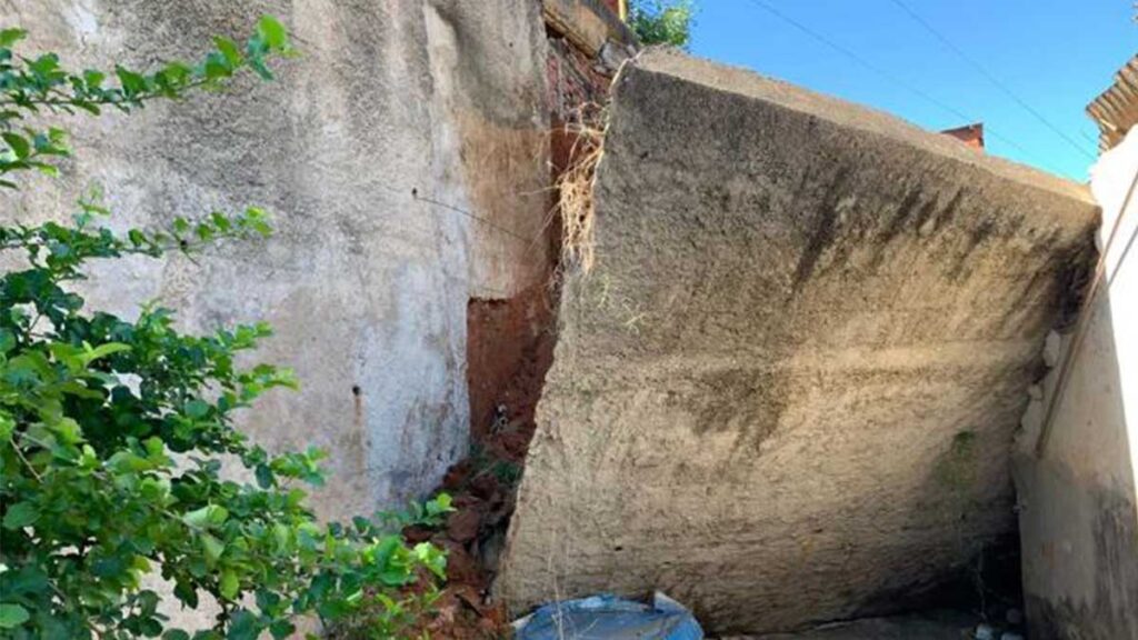 muro de arrimo cai em governador valadares