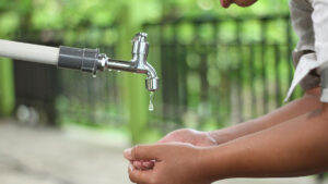 como aumentar a pressão de água da água na sua casa